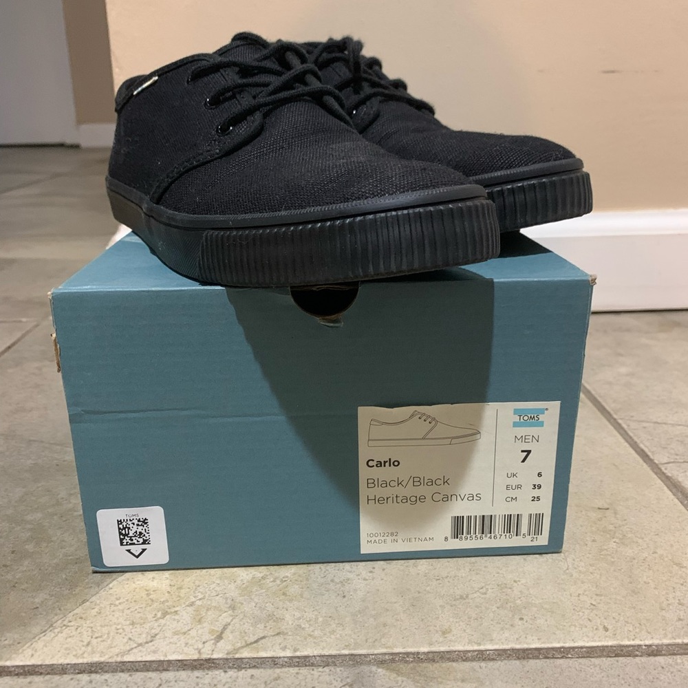Tom’s “Carlo” black on black canvas sneaker